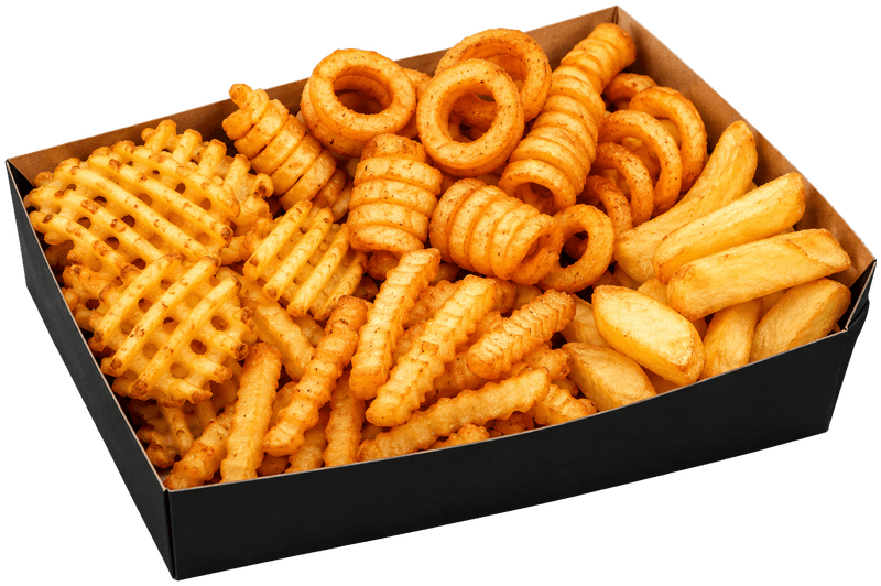 Frittura mista in vaschetta nera: patatine a cialda, anelli di patata e patatine classiche