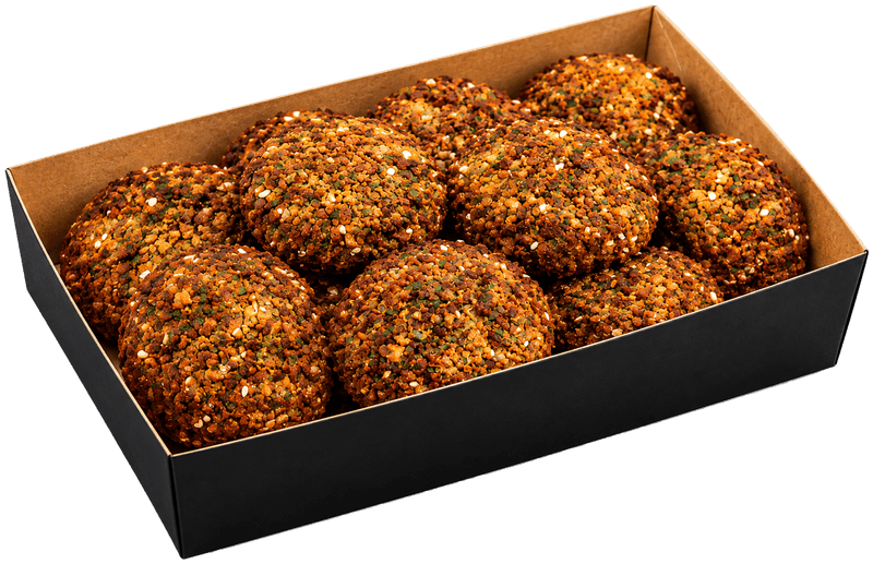 Falafel dorati e croccanti in una vaschetta nera