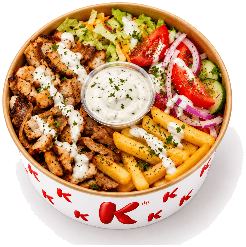 Piatto kebab nella ciotola K: carne kebab, patatine fritte, cipolla rossa, pomodoro, cetriolo e salsa bianca