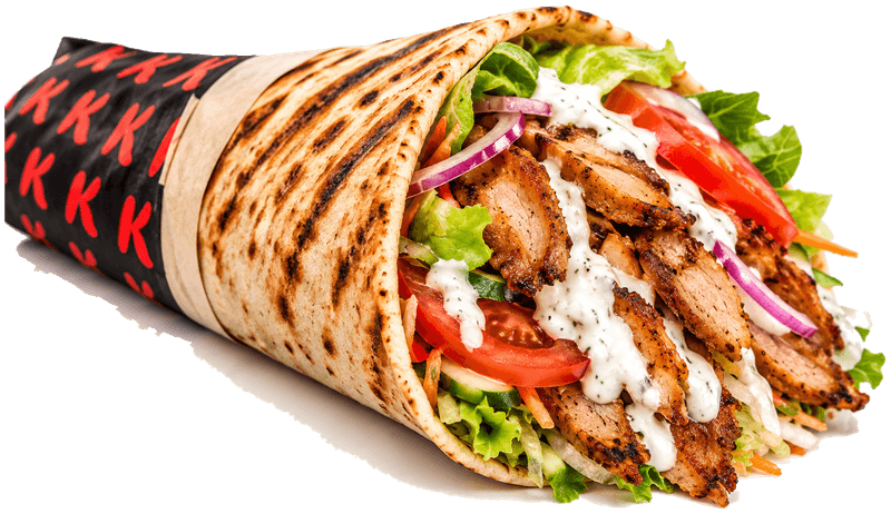 Pita greca grigliata nella carta nera con le K rosse: carne kebab, pomodoro, cipolla rossa, lattuga e salsa bianca