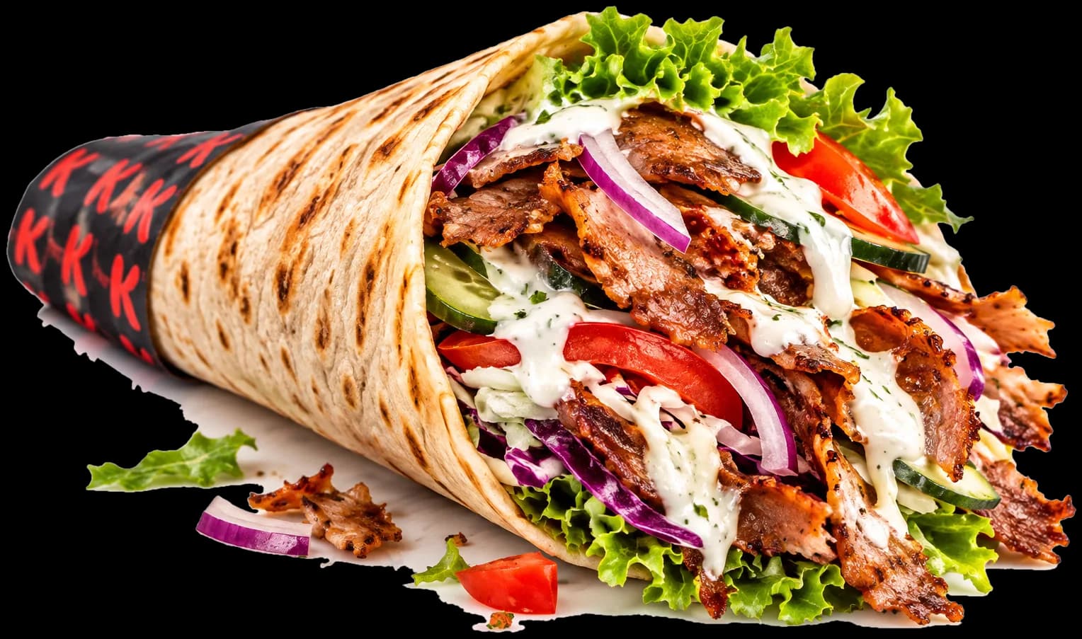 Pita kebab avvolta nella carta nera con le K rosse: carne kebab, cipolla rossa, pomodoro, cetriolo, lattuga e salsa bianca