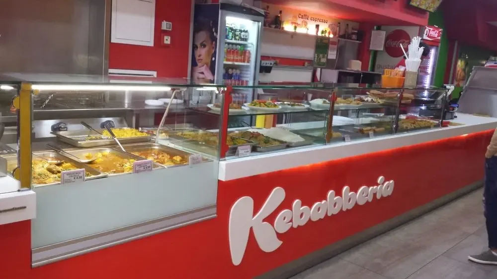 The counter at Kebabberia Bari – Campus with the trays and the Kebabberia lettering